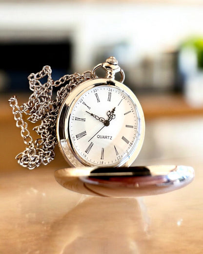 Elegante Relógio de Bolso "Clássico Temporal", cor prateada, possibilidade de personalização com gravação para presente