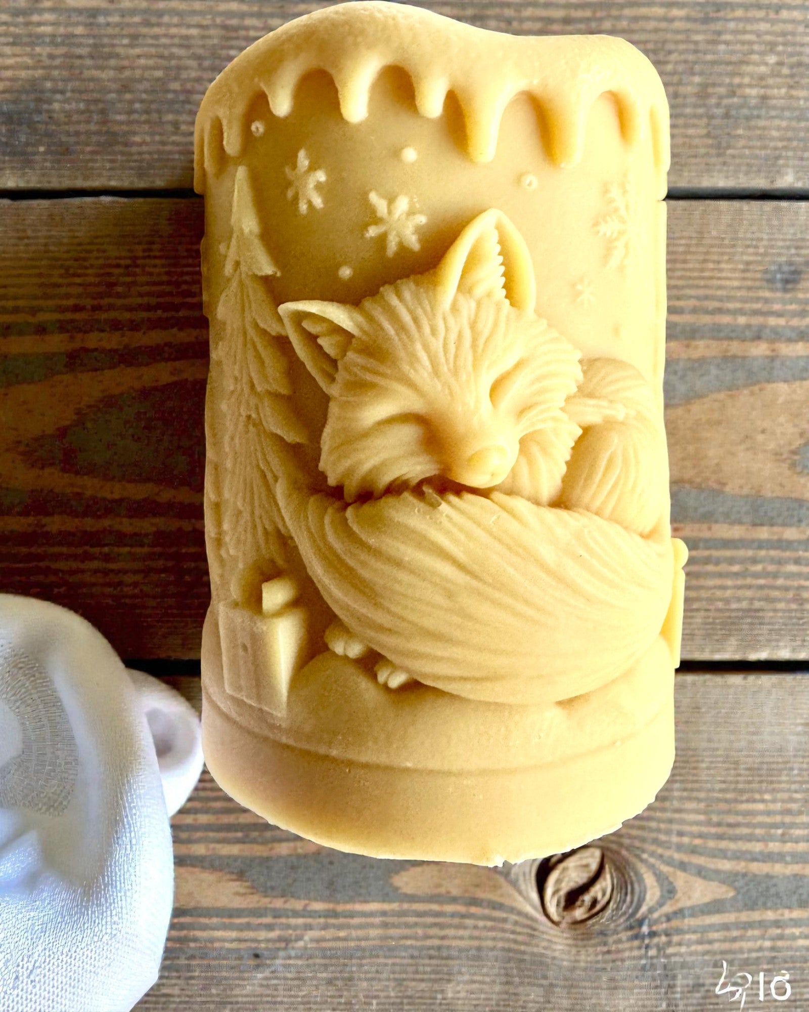 Соєва свічка Зимова Лисичка, висота 7,5 см, ручна робота зі сплячою милою лисичкою, з можливістю персоналізації гравіюванням на табличці