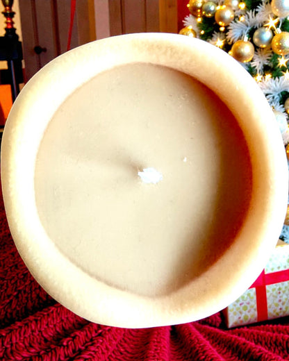 Соєва свічка Зимова Лисичка, висота 7,5 см, ручна робота зі сплячою милою лисичкою, з можливістю персоналізації гравіюванням на табличці