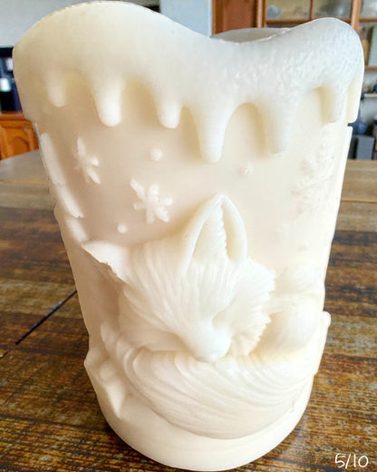 Соєва свічка Зимова Лисичка, висота 7,5 см, ручна робота зі сплячою милою лисичкою, з можливістю персоналізації гравіюванням на табличці