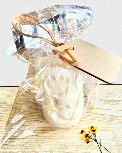 Соєва свічка Зимова Лисичка, висота 7,5 см, ручна робота зі сплячою милою лисичкою, з можливістю персоналізації гравіюванням на табличці