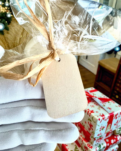 Соєва свічка Зимова Лисичка, висота 7,5 см, ручна робота зі сплячою милою лисичкою, з можливістю персоналізації гравіюванням на табличці