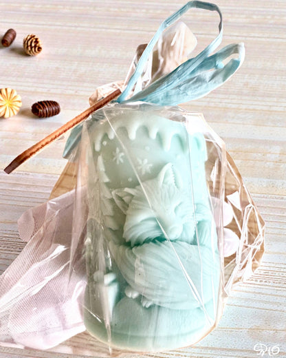 Соєва свічка Зимова Лисичка, висота 7,5 см, ручна робота зі сплячою милою лисичкою, з можливістю персоналізації гравіюванням на табличці