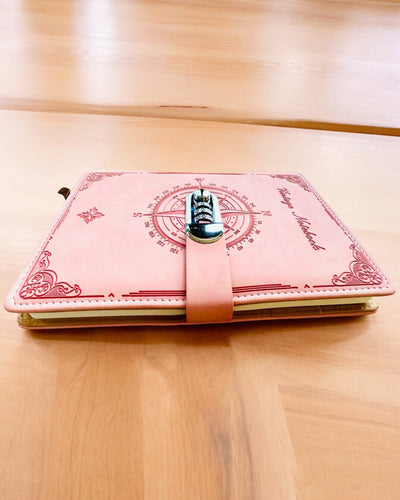 Slepenais piezīmju bloks A5 Vintage ar kodu slēdzeni - Izvēlies savu stilu, personalizācija ar gravējumu dāvanai