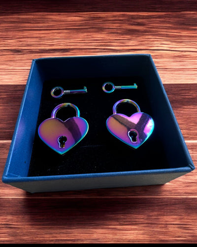 Meilės Mini Spynelės Širdelės DeLuxe, Rinkinys iš 2 spynelių su rakteliais, 6 variantai pasirinkimui, galimybė personalizuoti graviruote dovanai