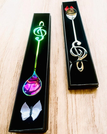Elegantna žličica s violinskim ključem – Personalizirano za poklon, 2 dostupne varijante boja