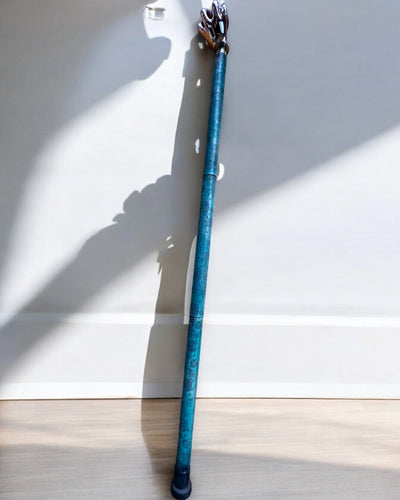 Štap za hodanje "Kraljevska Ruka" – ručno izrađen s prirodnom kožom, mogućnost personalizacije gravurom