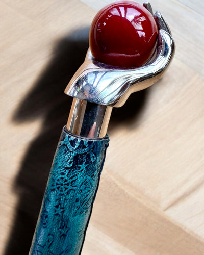 Štap za hodanje "Kraljevska Ruka" – ručno izrađen s prirodnom kožom, mogućnost personalizacije gravurom