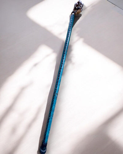 Štap za hodanje "Kraljevska Ruka" – ručno izrađen s prirodnom kožom, mogućnost personalizacije gravurom