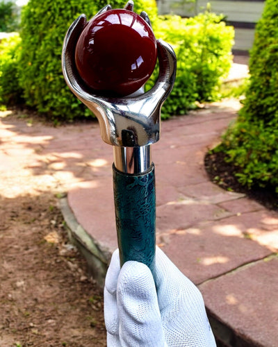 Štap za hodanje "Kraljevska Ruka" – ručno izrađen s prirodnom kožom, mogućnost personalizacije gravurom