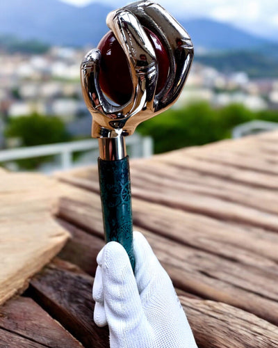 Štap za hodanje "Kraljevska Ruka" – ručno izrađen s prirodnom kožom, mogućnost personalizacije gravurom