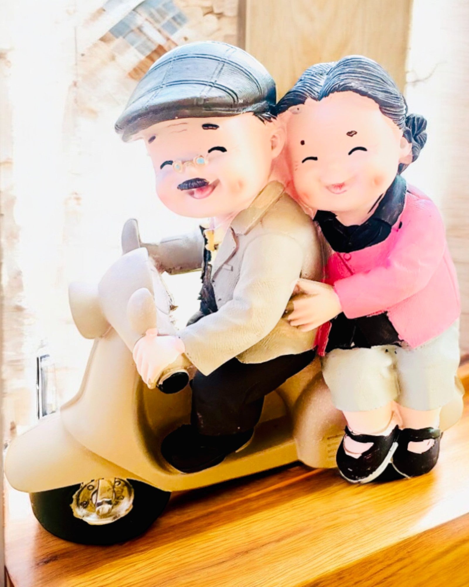 Dekorativní figurka Zamilovaní na skútru - personalizace gravírováním jako dárek