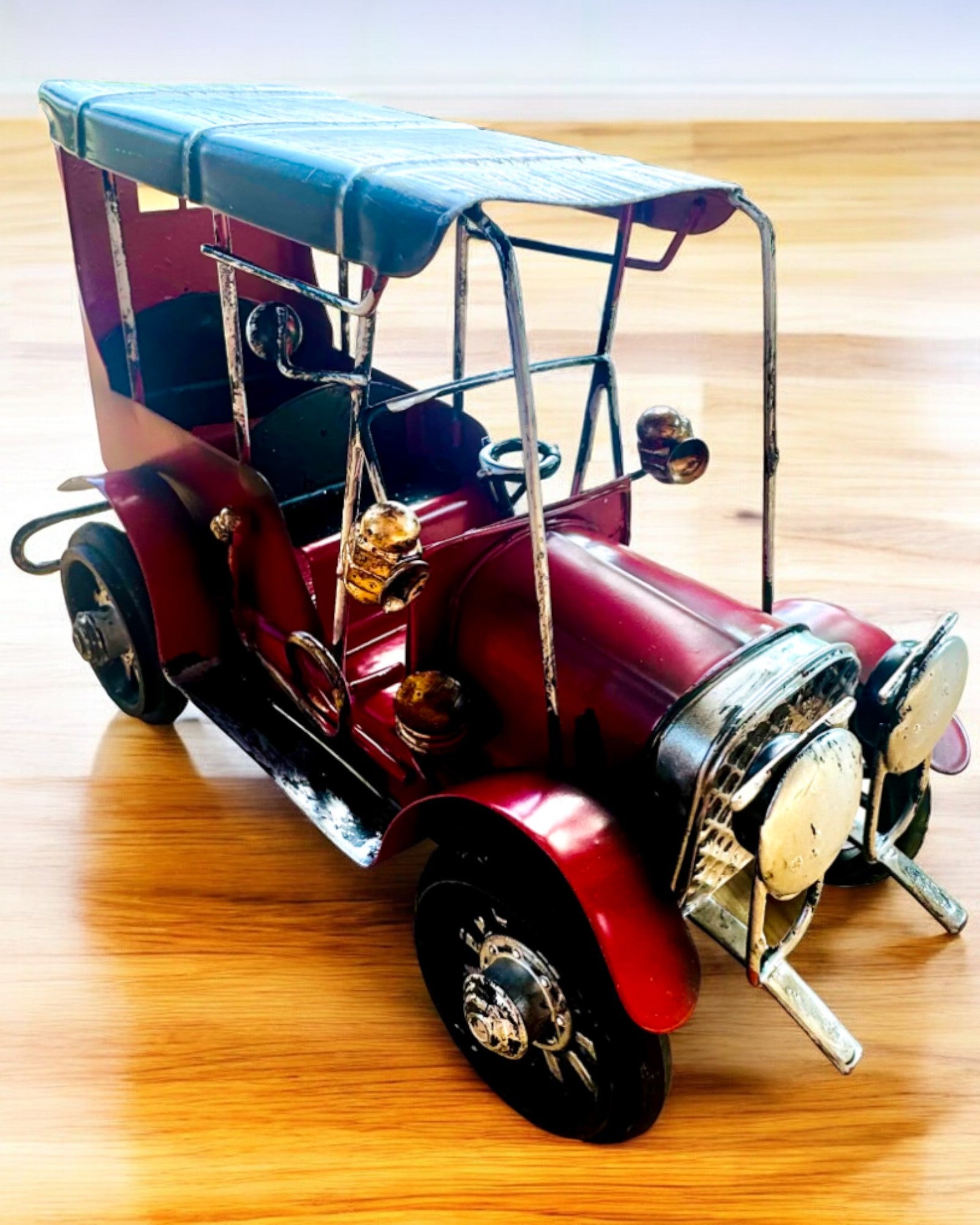 Klasisks Retro automašīnas modelis - trīs varianti ar gravēšanas iespēju dāvanai