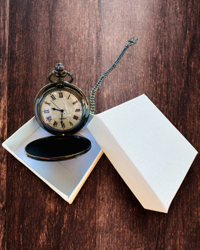 Klasikinis kišeninis laikrodis su romėniškais skaitmenimis ir grandinėle, kvarcinis, juodas blizgesys - juodos spalvos