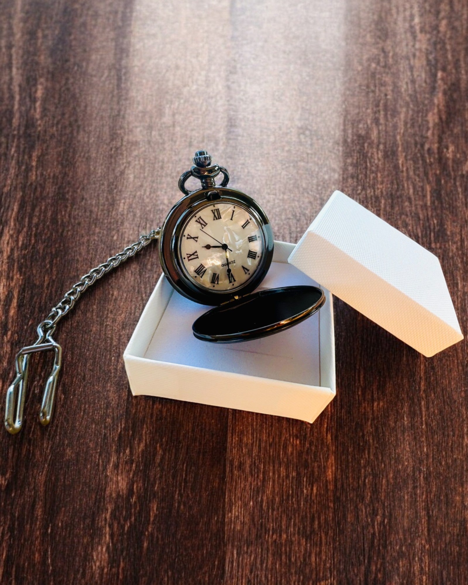 Reloj de Bolsillo Clásico con Números Romanos y Cadena, Cuarzo, Brillo Negro - color negro