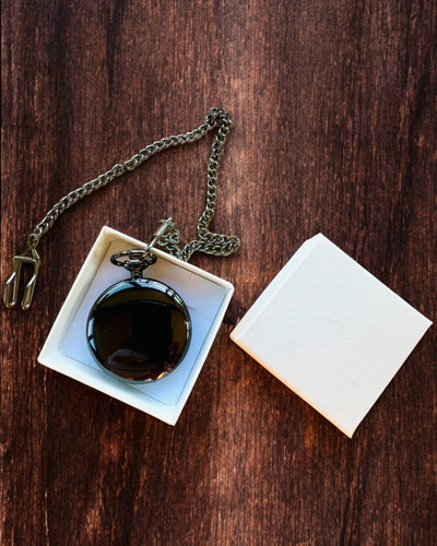 Klasikinis kišeninis laikrodis su romėniškais skaitmenimis ir grandinėle, kvarcinis, juodas blizgesys - juodos spalvos