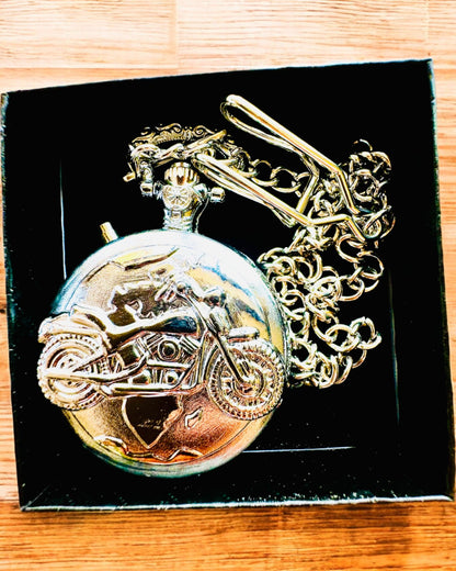 Ceas de buzunar „Motocyklowy Elegancik 2” – Gravură pentru cadou, 3 variante de culoare