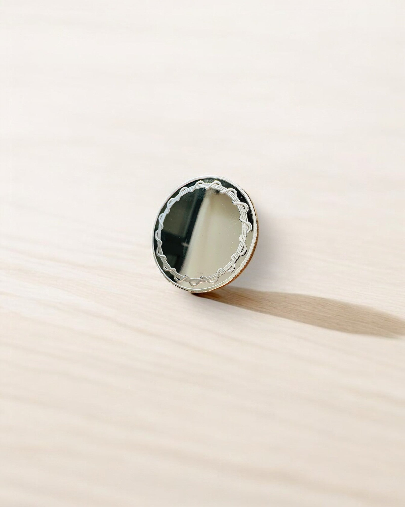Moneda de Desafío en Blanco con Posibilidad de Personalización con Grabado – Coleccionable, 40mm, tres modelos