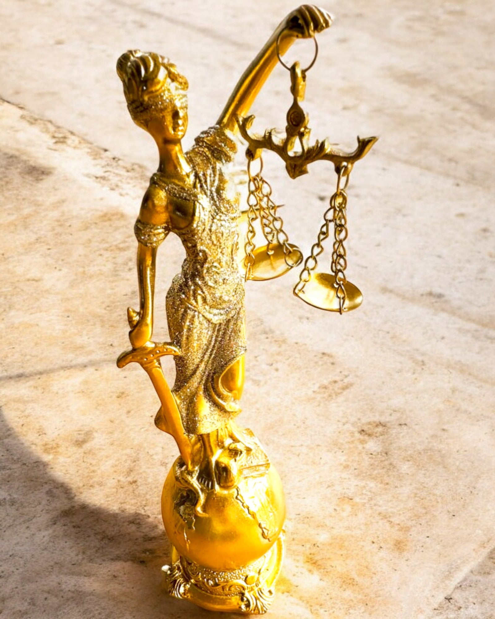 Statueta Zeița Justiției – Decorațiune Artistică pentru Raft, Meșteșug din Rășină, personalizare cu gravură