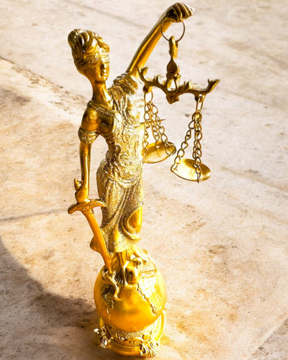Statueta Zeița Justiției – Decorațiune Artistică pentru Raft, Meșteșug din Rășină, personalizare cu gravură