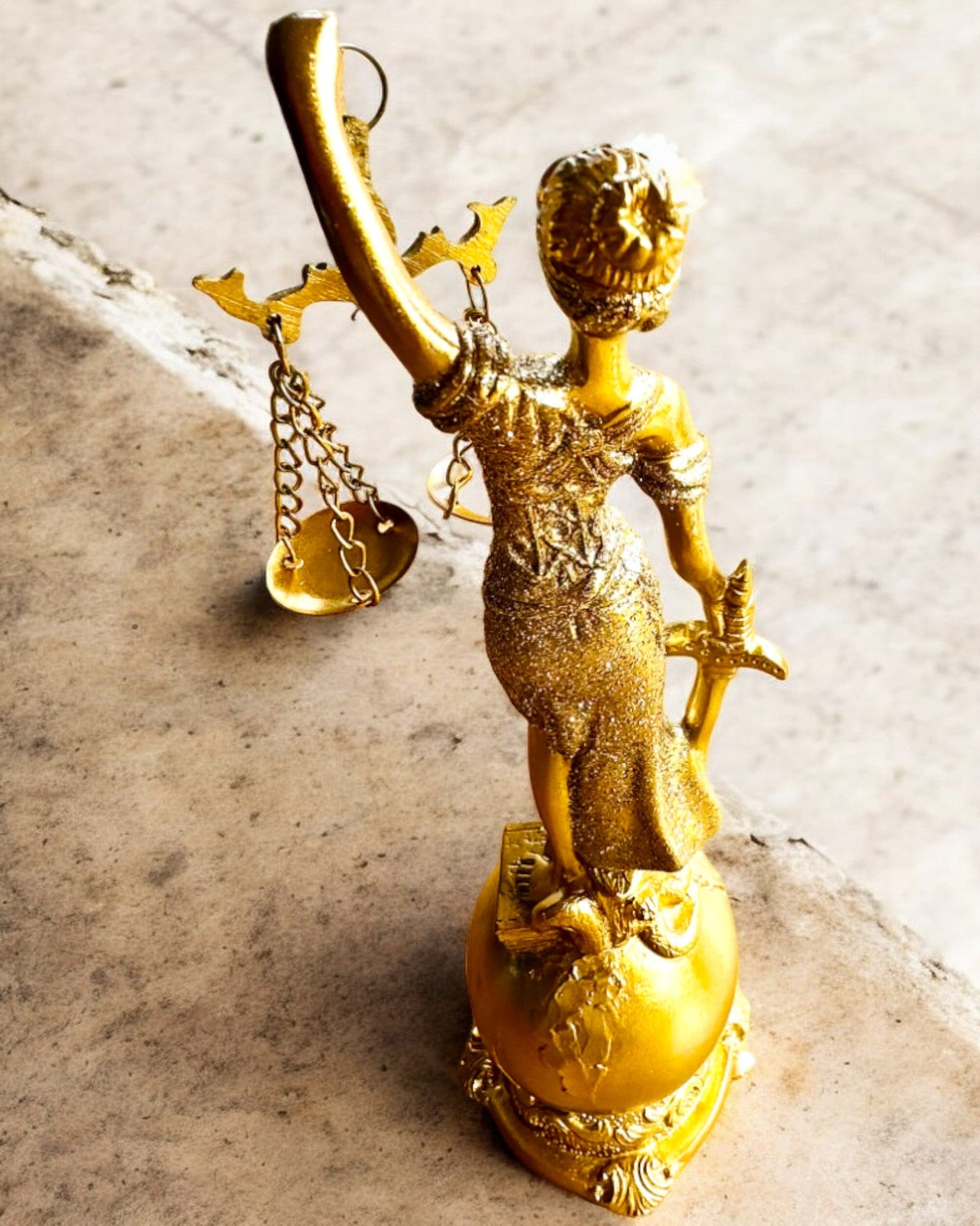 Statueta Zeița Justiției – Decorațiune Artistică pentru Raft, Meșteșug din Rășină, personalizare cu gravură