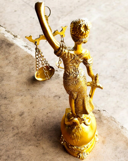 Statueta Zeița Justiției – Decorațiune Artistică pentru Raft, Meșteșug din Rășină, personalizare cu gravură