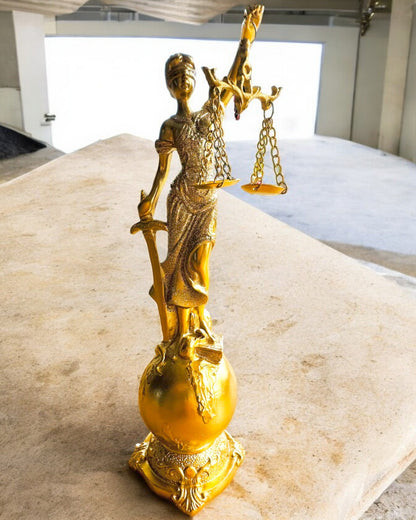 Statueta Zeița Justiției – Decorațiune Artistică pentru Raft, Meșteșug din Rășină, personalizare cu gravură