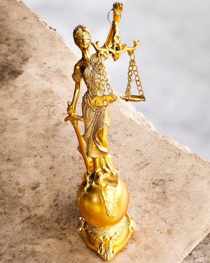 Statueta Zeița Justiției – Decorațiune Artistică pentru Raft, Meșteșug din Rășină, personalizare cu gravură