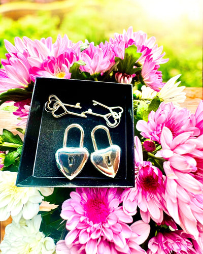 Chei ale iubirii în culoare argintie 2 mini lacăte în formă de inimă, posibilitate de personalizare cu gravură pentru cadou
