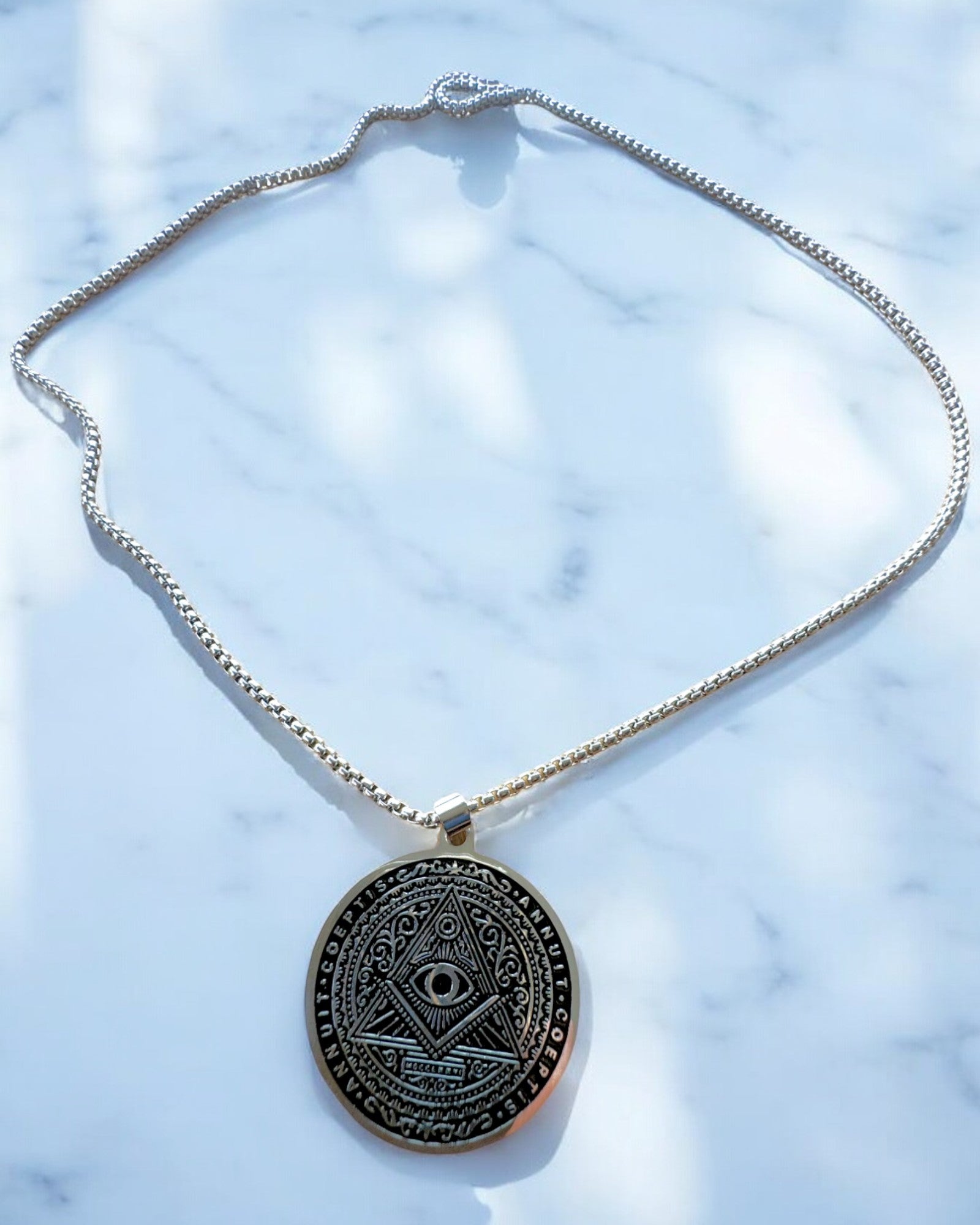 Amuleto de Poder Misterioso - Collar con Grabado, 2 variantes de color a elegir