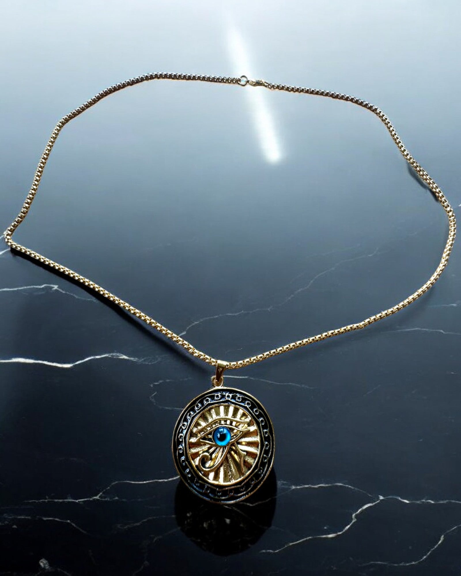 Amulet "Oko Horusa" - Elegancija i zaštita, mogućnost personalizacije gravurom za poklon