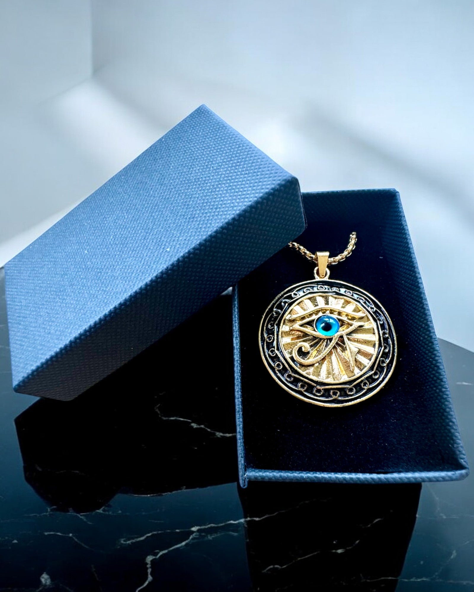Amulet "Oko Horusa" - Elegancija i zaštita, mogućnost personalizacije gravurom za poklon