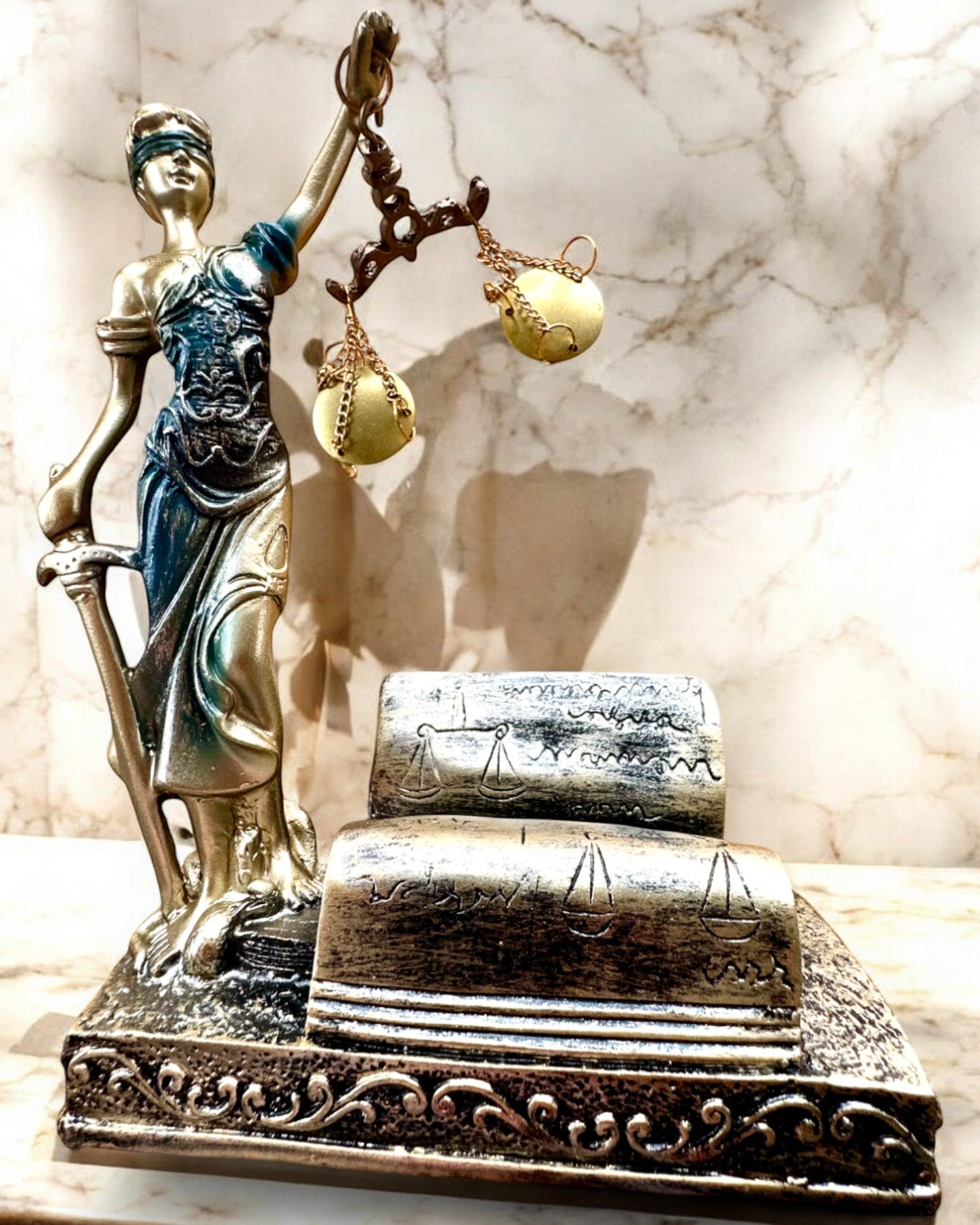 Statueta „Justicia 2” - Zeița Justiției – Decorațiune Artistică pentru Raft, Meșteșug din Rășină, personalizare cu gravură