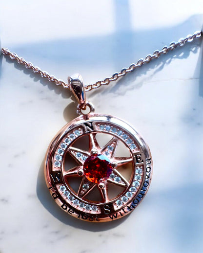 Collar "Compás del Amor" con circonita, posibilidad de personalización con grabado