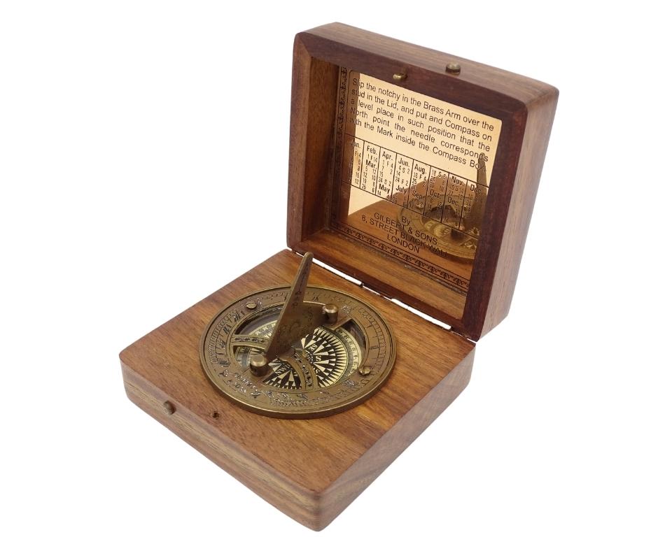 Brújula con reloj de sol Gilbert en caja de madera con opción de personalización mediante grabado