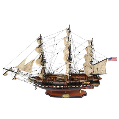 Model mare exclusiv al velierului USS Constitution 100cm, cu posibilitate de personalizare prin gravură