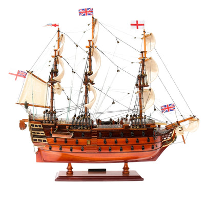 Sestavený model plachetnice HMS Victory 54 cm - ručně vyrobená replika s možností personalizace gravírováním - ideální dárek pro milovníky plachtění - vysoká kvalita, elegantní dřevěný podstavec