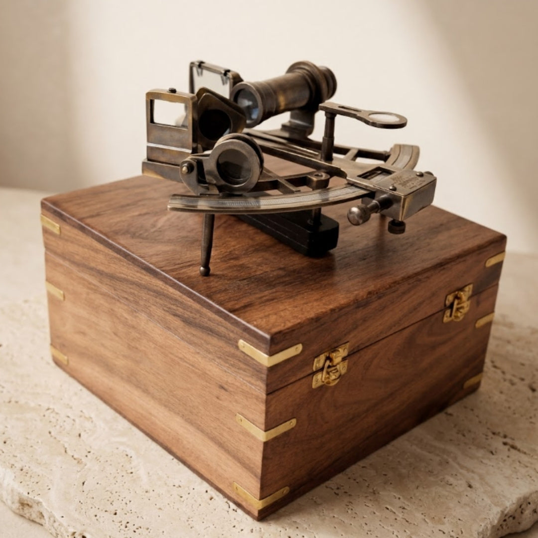 Sextant din alamă în cutie de lemn – replică - NC1517