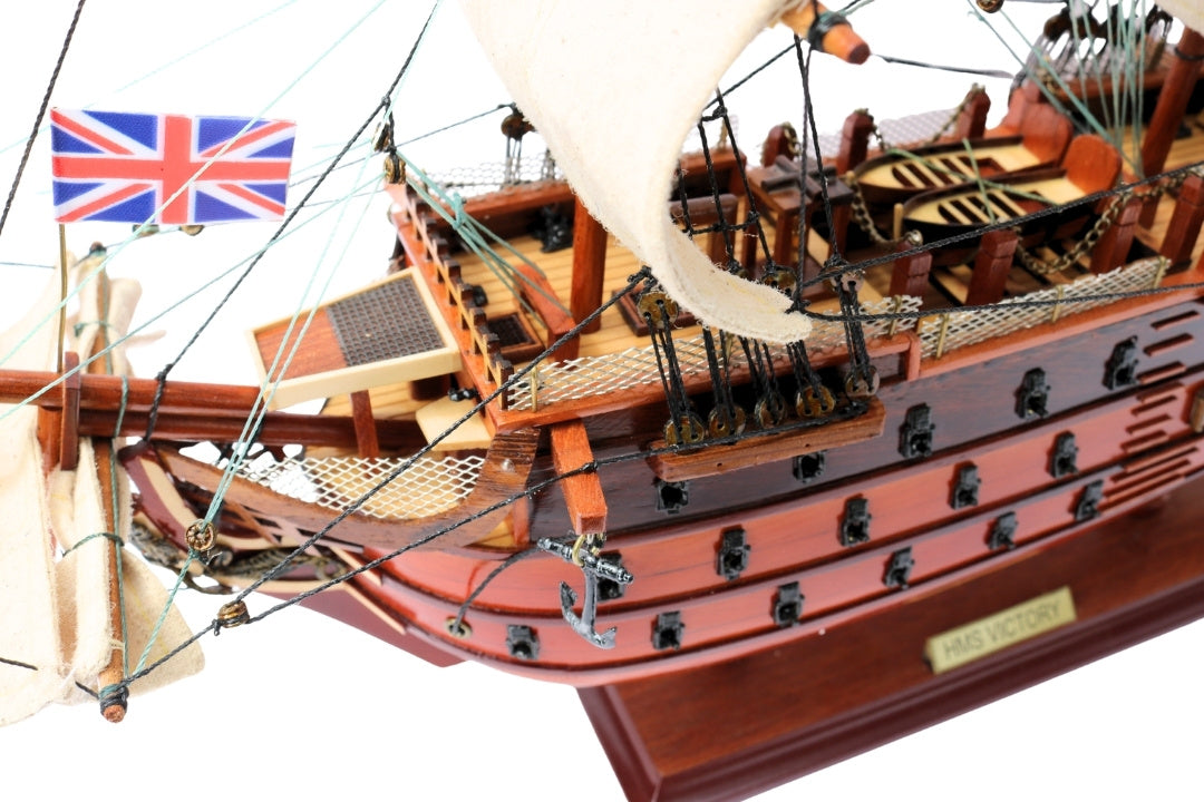 Sestavený model plachetnice HMS Victory 54 cm - ručně vyrobená replika s možností personalizace gravírováním - ideální dárek pro milovníky plachtění - vysoká kvalita, elegantní dřevěný podstavec