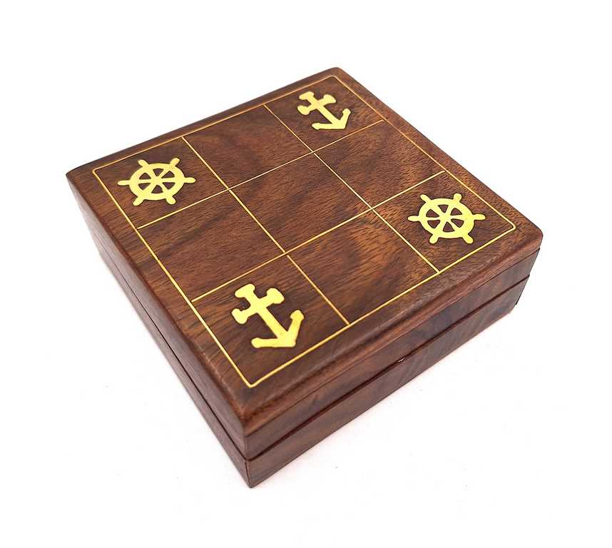 Dřevěné námořnické piškvorky s gravírováním - personalizovaný dárek pro jachtaře, rozměry 10x10 cm, elegantní design s mosaznými prvky