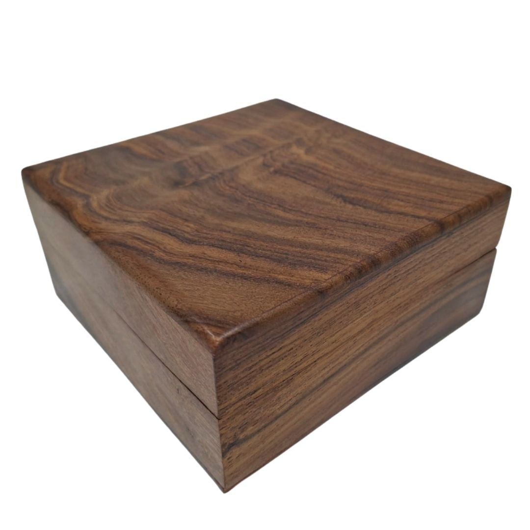 Elegantní dřevěná krabička s tmavě modrou vložkou 14x14x6,5 cm s možností personalizace gravírováním