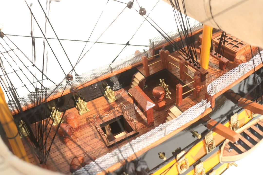 Sestavený model plachetnice HMS Victory 80cm s možností personalizace gravírováním - exkluzivní dekorace jako dárek, ručně vyrobená z exotického dřeva, vysoká kvalita a pečlivé zpracování detailů