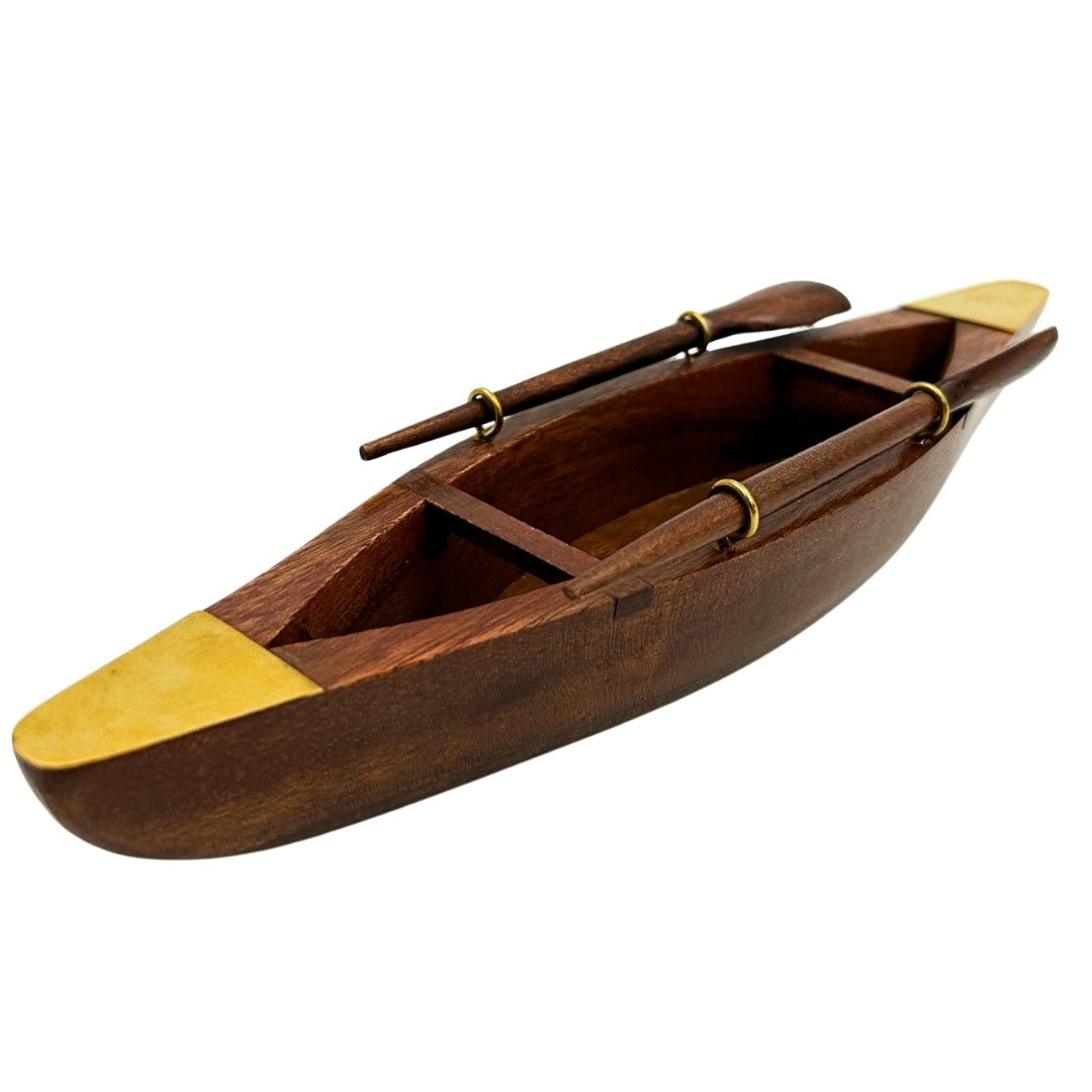 Elegantni drveni model broda 25 cm - ukras za radni stol s mjedenim elementima - idealan poklon za jedriličara s mogućnošću personalizacije gravurom - nautički i retro stil