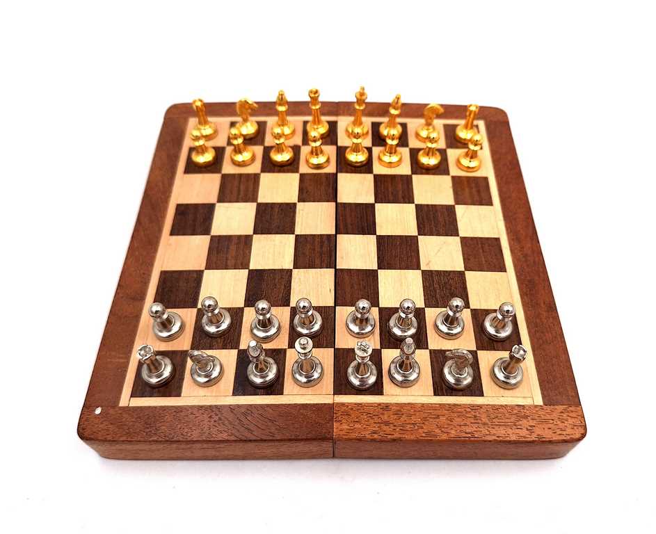 Magnetic Brass Chess Set in a Wooden Box – 157