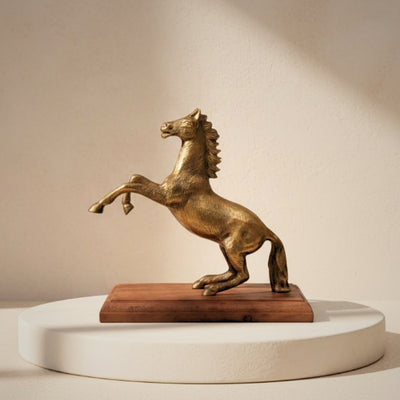 Kůň - hliníková figurka na dřevěném podstavci - NI9537