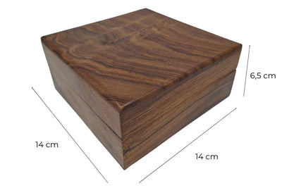 Elegantní dřevěná krabička s tmavě modrou vložkou 14x14x6,5 cm s možností personalizace gravírováním