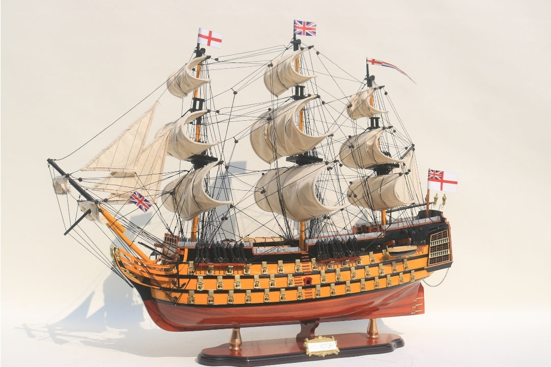 Sestavený model plachetnice HMS Victory 80cm s možností personalizace gravírováním - exkluzivní dekorace jako dárek, ručně vyrobená z exotického dřeva, vysoká kvalita a pečlivé zpracování detailů