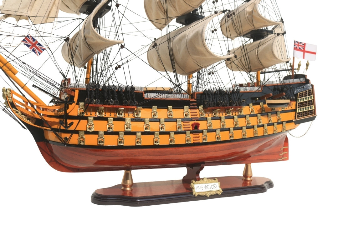 Sestavený model plachetnice HMS Victory 80cm s možností personalizace gravírováním - exkluzivní dekorace jako dárek, ručně vyrobená z exotického dřeva, vysoká kvalita a pečlivé zpracování detailů