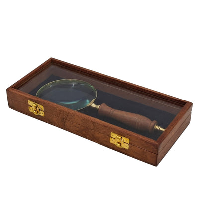 Didinamoji stiklas su medine rankena ir žalvariniu apdaila elegantiškoje dėžutėje su stiklo viršumi – ideali dovana su graviravimo galimybe – matmenys 23 x 10 cm, natūralios medžiagos
