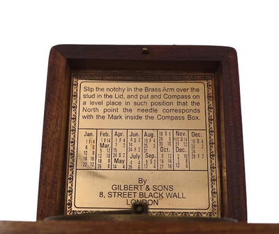 Brújula con reloj de sol Gilbert en caja de madera con opción de personalización mediante grabado